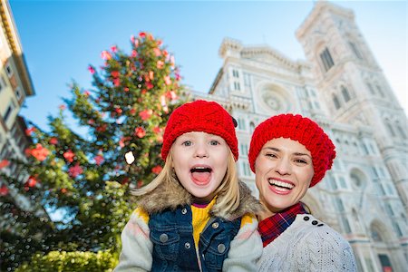 simsearch:400-08341864,k - Portrait of smiling mother and daughter in front of Christmas tree near Duomo in Florence, Italy. Modern family enjoying carousel of Christmas time events in heart of the Renaissance. Fotografie stock - Microstock e Abbonamento, Codice: 400-08341867