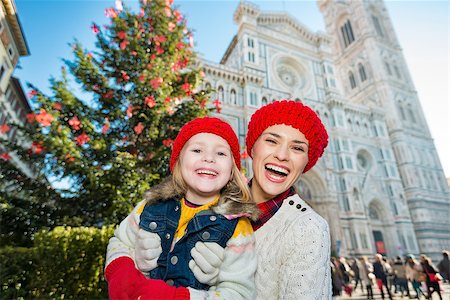 simsearch:400-08341864,k - Portrait of smiling mother and daughter standing in front of Christmas tree near Duomo in Florence, Italy. Modern family enjoying carousel of Christmas time events in heart of the Renaissance. Fotografie stock - Microstock e Abbonamento, Codice: 400-08341869