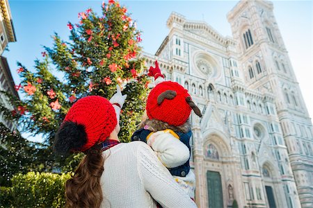 simsearch:400-08341864,k - Seen from behind, daughter and mother pointing on Christmas tree and Duomo in Florence, Italy. Modern family enjoying carousel of Christmas time events in heart of the Renaissance. Fotografie stock - Microstock e Abbonamento, Codice: 400-08341874