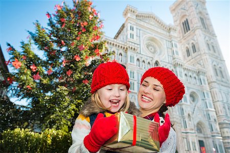 simsearch:400-08341864,k - Mother and daughter excited about Christmas gift while standing near Christmas tree and Duomo in Florence, Italy. Modern family enjoying carousel of Christmas time events in heart of the Renaissance Fotografie stock - Microstock e Abbonamento, Codice: 400-08341876