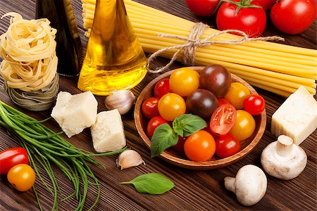 simsearch:400-08890289,k - Italian food cooking ingredients. Pasta, vegetables, spices Foto de stock - Royalty-Free Super Valor e Assinatura, Número: 400-08343136