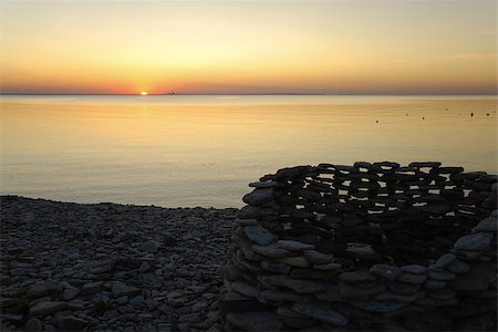 Sunset at a stone hut by the coast of the swedish island Oland in the Baltic Sea Foto de stock - Super Valor sin royalties y Suscripción, Código: 400-08343236