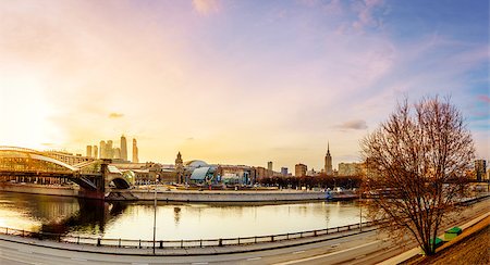 View to the Moscow River and a pedestrian bridge near Kiev Railway Station in Moscow, Russia Foto de stock - Super Valor sin royalties y Suscripción, Código: 400-08374464