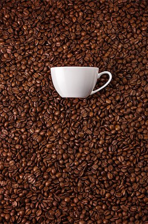 simsearch:400-08672864,k - White mug at coffee beans background Foto de stock - Super Valor sin royalties y Suscripción, Código: 400-08374916