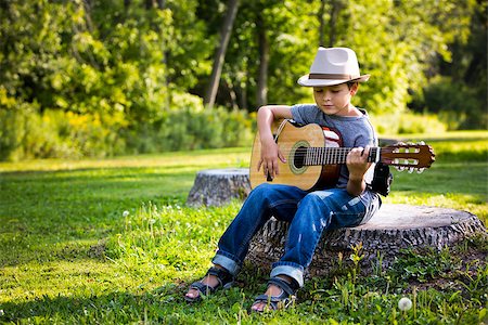 simsearch:400-05248187,k - cuacasian boy with guitar in the park outdoors Photographie de stock - Aubaine LD & Abonnement, Code: 400-08376959