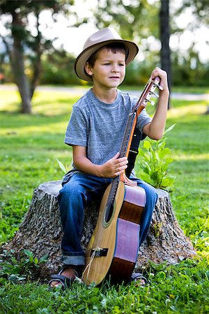 simsearch:400-05248187,k - cuacasian boy with guitar in the park outdoors Photographie de stock - Aubaine LD & Abonnement, Code: 400-08376968