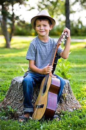 simsearch:400-05248187,k - cuacasian boy with guitar in the park outdoors Photographie de stock - Aubaine LD & Abonnement, Code: 400-08376969