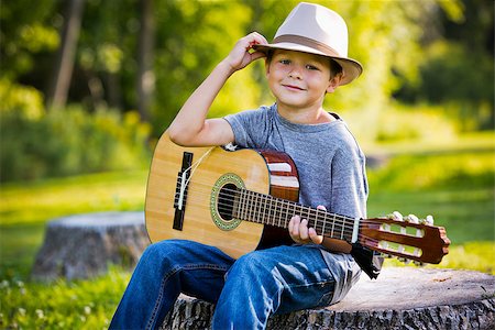 simsearch:400-05248187,k - cuacasian boy with guitar in the park outdoors Photographie de stock - Aubaine LD & Abonnement, Code: 400-08376960