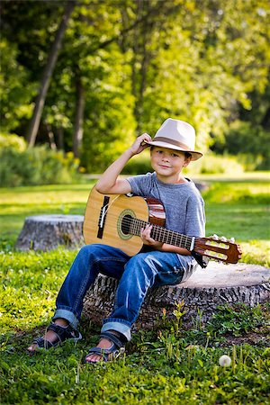 simsearch:400-05248187,k - cuacasian boy with guitar in the park outdoors Photographie de stock - Aubaine LD & Abonnement, Code: 400-08376961