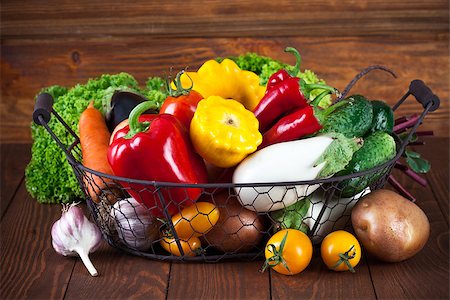 simsearch:400-08375763,k - Fresh vegetables in basket on wooden board healthy eating Stock Photo - Budget Royalty-Free & Subscription, Code: 400-08378343