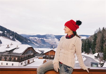 Mountain cottage hideaway brings calm and warmth into the winter season. Happy young woman on balcony overlooking the snow-capped mountains looking into the distance Foto de stock - Super Valor sin royalties y Suscripción, Código: 400-08379013