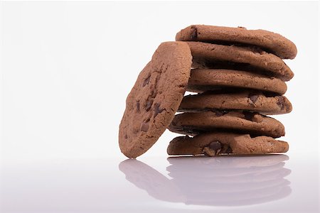 simsearch:400-04411889,k - Chocolate chip cookie isolated on white background Photographie de stock - Aubaine LD & Abonnement, Code: 400-08370782