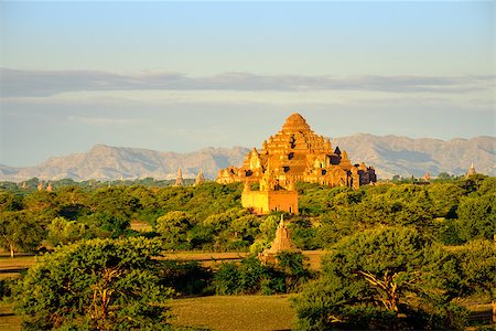 Scenic view of sunrise at ancient Dhammayangyi temple in old Bagan, Myanmar Photographie de stock - Aubaine LD & Abonnement, Code: 400-08370867
