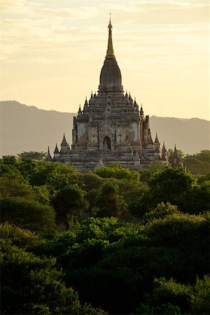 Scenic view of ancient Bagan temple during golden hour, Bagan, Myanmar Stockbilder - Microstock & Abonnement, Bildnummer: 400-08370874