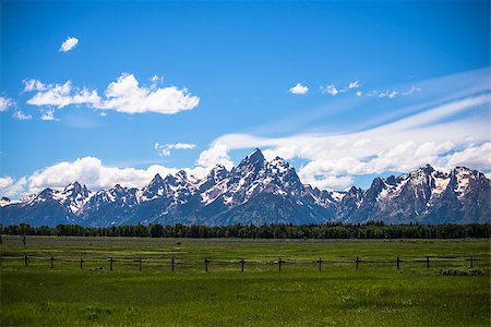 Grand Tetons behind a picket fence and field Foto de stock - Royalty-Free Super Valor e Assinatura, Número: 400-08371352