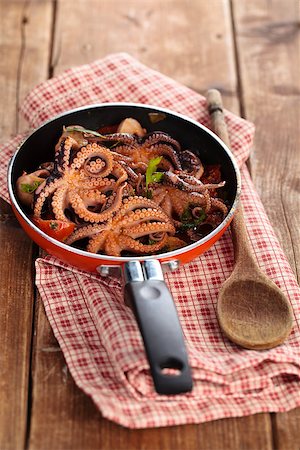 sauteeing - Italian food. Baby octopuses prepared with tomatoes, garlic and parsley. Photographie de stock - Aubaine LD & Abonnement, Code: 400-08371524