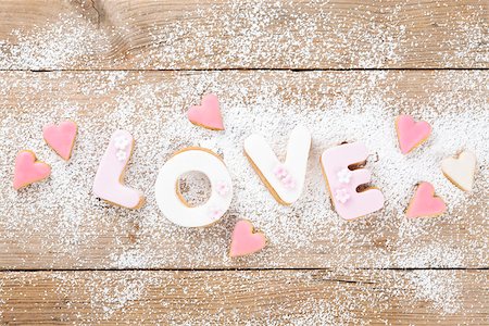 Closeup shot of heart shaped cookies. On old wooden table. Foto de stock - Super Valor sin royalties y Suscripción, Código: 400-08371525