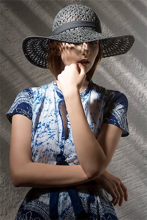 simsearch:400-04392351,k - fashion portrait of sexy brunette girl with blue printed clothes and black hat, with charming expression Foto de stock - Super Valor sin royalties y Suscripción, Código: 400-08371533