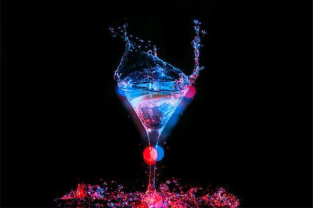 simsearch:400-08373093,k - Bright cocktail with lemon in glass and splashing water on dark background Foto de stock - Royalty-Free Super Valor e Assinatura, Número: 400-08371696