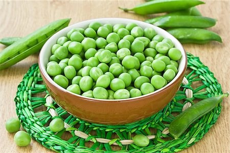 simsearch:400-05705062,k - Green peas in ceramic bowl on wooden table Photographie de stock - Aubaine LD & Abonnement, Code: 400-08371847