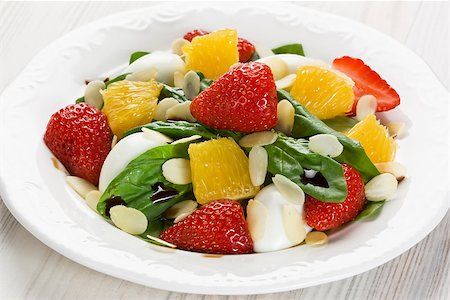Spinach, strawberry, orange and quail eggs salad with balsamic vinegar on white plate Fotografie stock - Microstock e Abbonamento, Codice: 400-08371864
