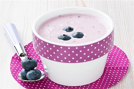 Fresh homemade yogurt with blueberry for healthy breakfast Foto de stock - Super Valor sin royalties y Suscripción, Código: 400-08371862