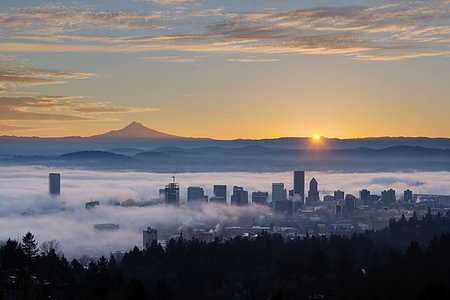 simsearch:400-06170841,k - Sunrise over City of Portland Oregon and Mount Hood Covered in Low Fog Banks Photographie de stock - Aubaine LD & Abonnement, Code: 400-08372073