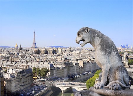 simsearch:400-08372171,k - Gargoyle overlooking Paris up on Notre Dame de Paris and river Seine, France Fotografie stock - Microstock e Abbonamento, Codice: 400-08372174