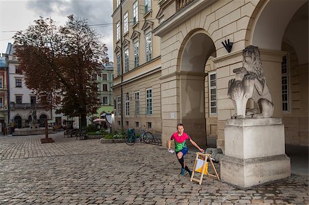 punto de control - Woman punching at control point, taking part in orienteering city race competitions in old european city Foto de stock - Super Valor sin royalties y Suscripción, Código: 400-08372486