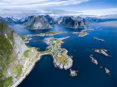 scenic north island roads - Scenic aerial view of Reine, picturesque fishing village on Lofoten islands in Norway Foto de stock - Super Valor sin royalties y Suscripción, Código: 400-08372566