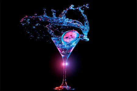 simsearch:400-08373093,k - Bright cocktail with lemon in glass and splashing water on dark background Foto de stock - Royalty-Free Super Valor e Assinatura, Número: 400-08373089