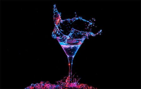 simsearch:400-06409646,k - Bright cocktail with lemon in glass and splashing water on dark background Stock Photo - Budget Royalty-Free & Subscription, Code: 400-08373094