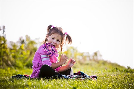 simsearch:400-05248187,k - caucasian girl smiling and playing in the park Photographie de stock - Aubaine LD & Abonnement, Code: 400-08373134