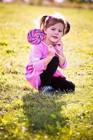 simsearch:400-05248187,k - caucasian girl smiling and playing in the park Photographie de stock - Aubaine LD & Abonnement, Code: 400-08373130