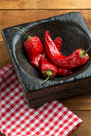 simsearch:600-03445158,k - dried red hot chili peper on the wooden table closeup vertical Stockbilder - Microstock & Abonnement, Bildnummer: 400-08373215