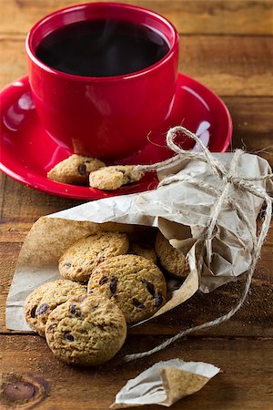 simsearch:400-08338402,k - cup of coffee and oatmeal cookies with chocolate on the wooden table. vertical Foto de stock - Super Valor sin royalties y Suscripción, Código: 400-08373226