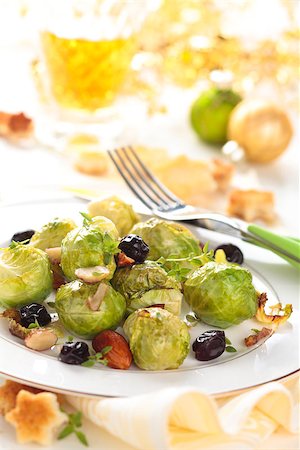 Baked Brussel sprouts with almonds and grapes for holidays. Foto de stock - Super Valor sin royalties y Suscripción, Código: 400-08373331