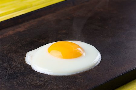 simsearch:400-07916427,k - Fried ciken egg on the cast iron. Close up Foto de stock - Super Valor sin royalties y Suscripción, Código: 400-08373444