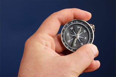 male hand holding compass over blue Foto de stock - Super Valor sin royalties y Suscripción, Código: 400-08404899