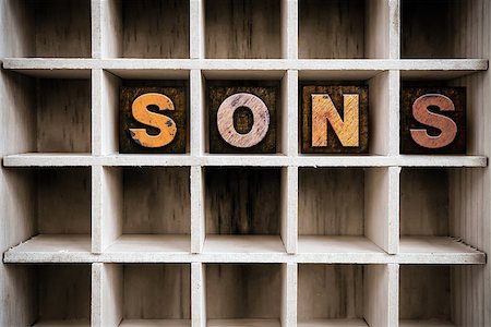simsearch:400-08407055,k - The word "SONS" written in vintage ink stained wooden letterpress type in a partitioned printer's drawer. Foto de stock - Super Valor sin royalties y Suscripción, Código: 400-08409124