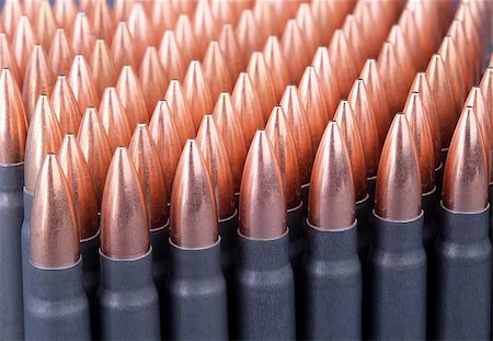 simsearch:400-06332385,k - Live ammunition for automatic weapons or rifles ranked diagonally closeup. Fotografie stock - Microstock e Abbonamento, Codice: 400-08409551