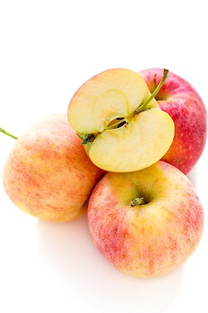 simsearch:400-04994957,k - Three whole and half an apple on a white background. Fotografie stock - Microstock e Abbonamento, Codice: 400-08400175