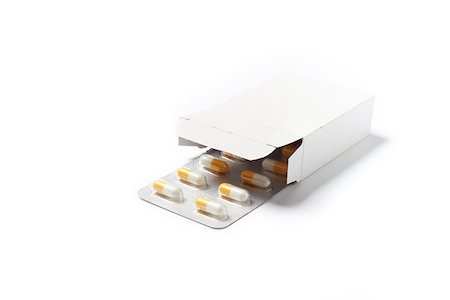 simsearch:400-04422064,k - Pills capsules of medicament isolated on white background Foto de stock - Super Valor sin royalties y Suscripción, Código: 400-08400370