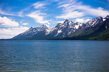 A view of the Grand Tetons from behind Jackson Lake at the Grand Teton National Park in Wyoming, USA Foto de stock - Royalty-Free Super Valor e Assinatura, Número: 400-08400395