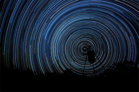 Long exposure of stars creating star trails (Stacked photos) Foto de stock - Royalty-Free Super Valor e Assinatura, Número: 400-08400400