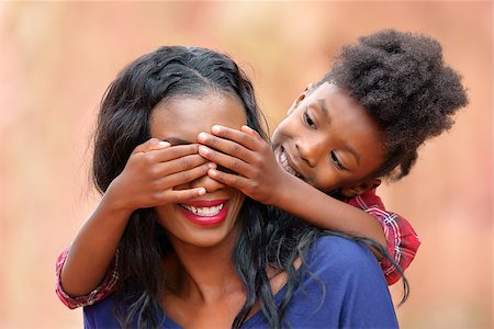 simsearch:400-04236555,k - Mother and Child Playing Outdoors Photographie de stock - Aubaine LD & Abonnement, Code: 400-08400415