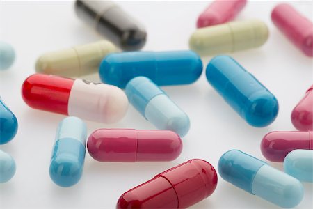 simsearch:400-05135660,k - Various colorful medicine capsules on white background Stockbilder - Microstock & Abonnement, Bildnummer: 400-08400485