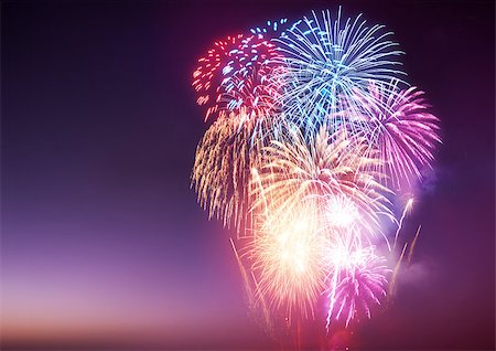 simsearch:400-08406927,k - A Fireworks Display. A large fireworks event and celebrations. Stockbilder - Microstock & Abonnement, Bildnummer: 400-08400566