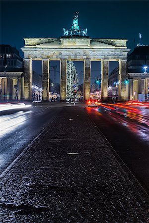 simsearch:400-07124397,k - BRANDENBURG GATE, Berlin, Germany at night. Road side view Stockbilder - Microstock & Abonnement, Bildnummer: 400-08400658