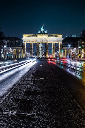 simsearch:400-04387670,k - BRANDENBURG GATE, Berlin, Germany at night. Road side view Photographie de stock - Aubaine LD & Abonnement, Code: 400-08400659